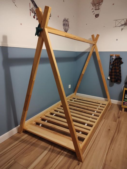 Łóżko tipi drewniane z materacem