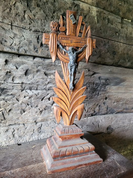 Drewniany rzeźbiony krzyż pasyjka
