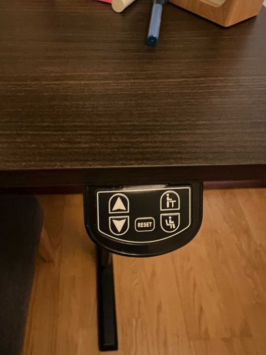 Secretária elétrica ajustável 110 x 60 cm em nogueira