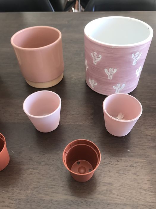 Vários vasos médios e pequenos para plantas
