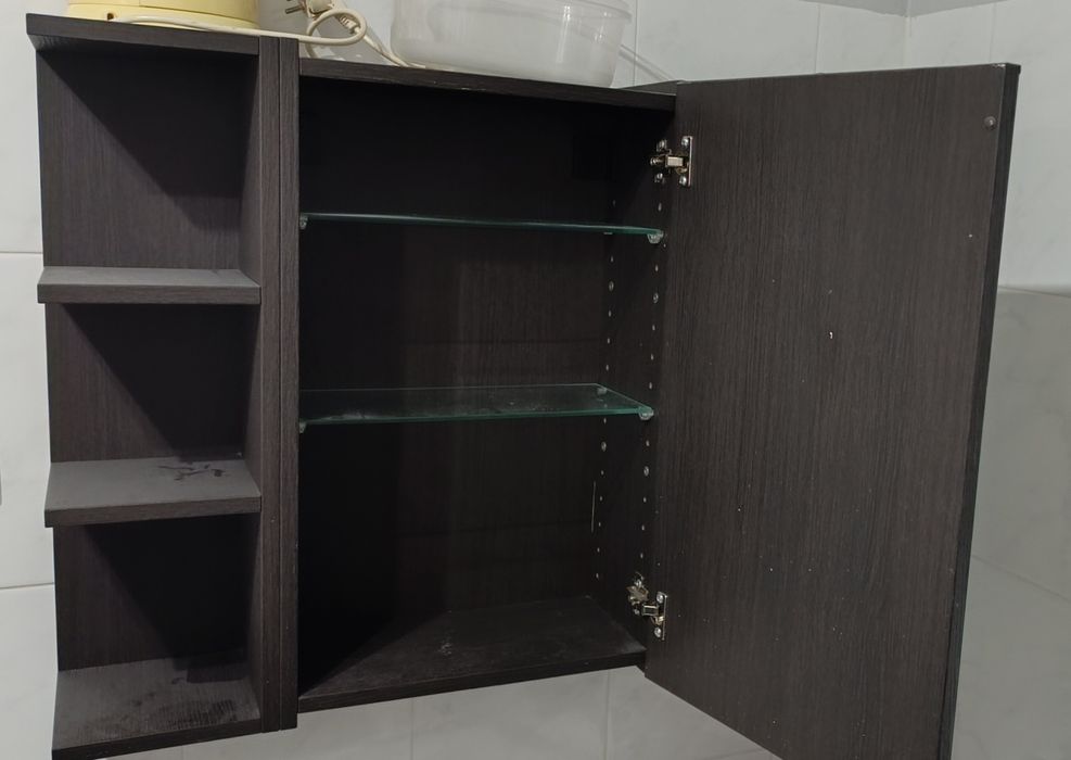 Espelho de parede com armário