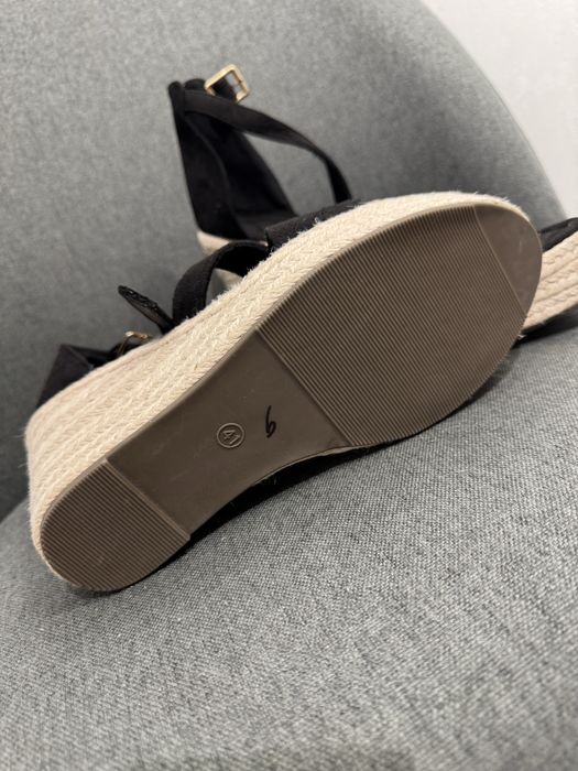 Босоніжкі на танкетці 41 розміру нові