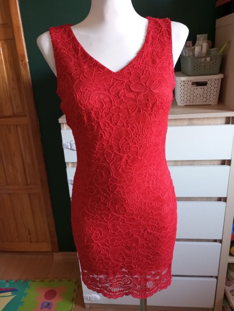 Czerwona koronkowa sukienka r.S