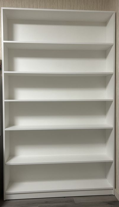 Білий стелаж для інтерʼєру