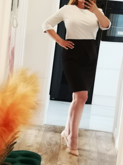 Sukienka z baskinką elastyczna 44 nowa