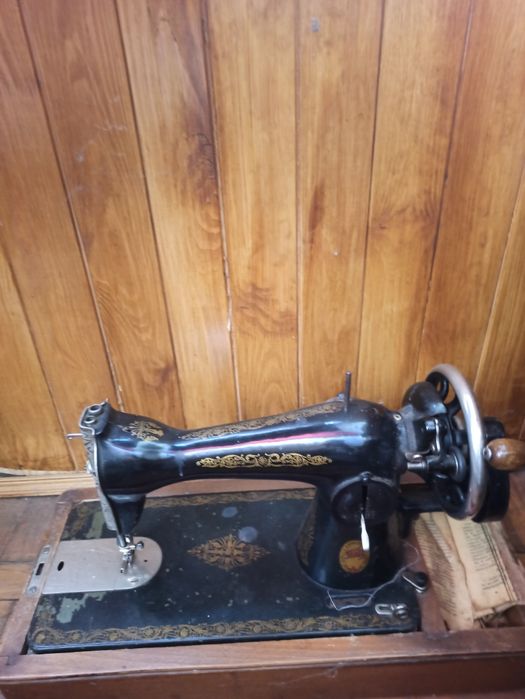 Продам стареньку швейну машинку 1953 рокув робочому стані
