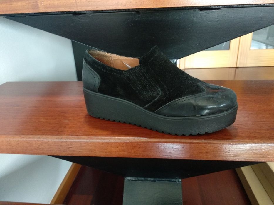 Sapatos pretos usados uma vez