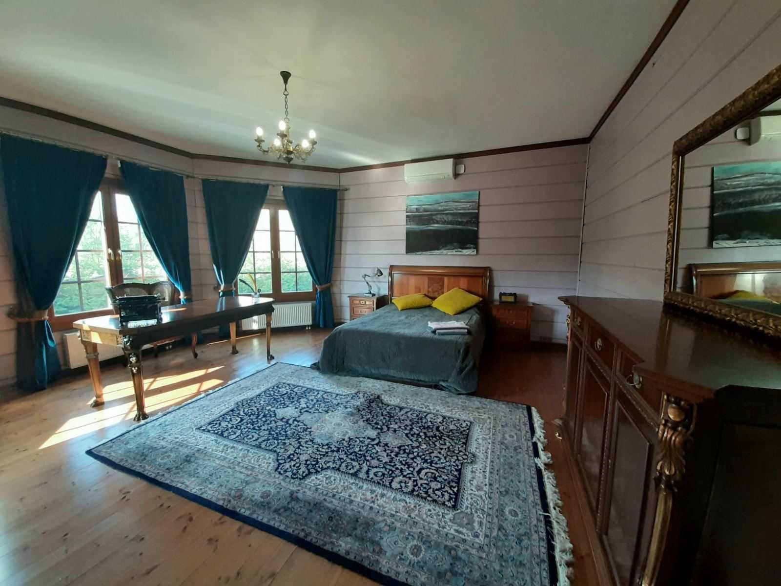 Дом 950кв. ,VIP уровня,на берегу озера, 7 спален.Бассейн с подогревом.