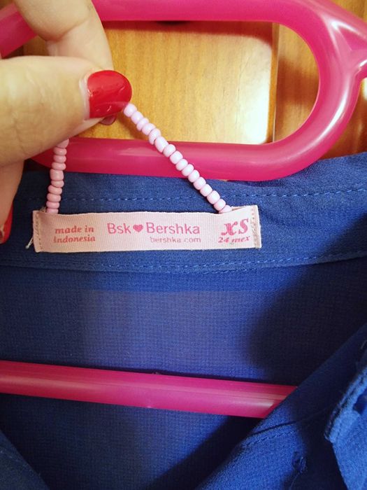 Camisa azul forte com transparência Bershka, tamanho XS