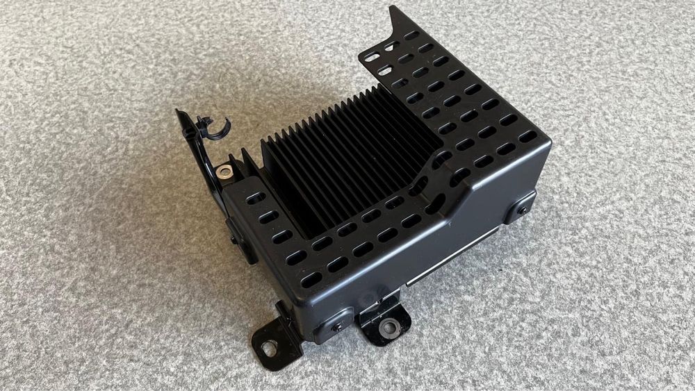Radio z nawigacją Kia Carens IV + wzmacniacz OEM – komplet