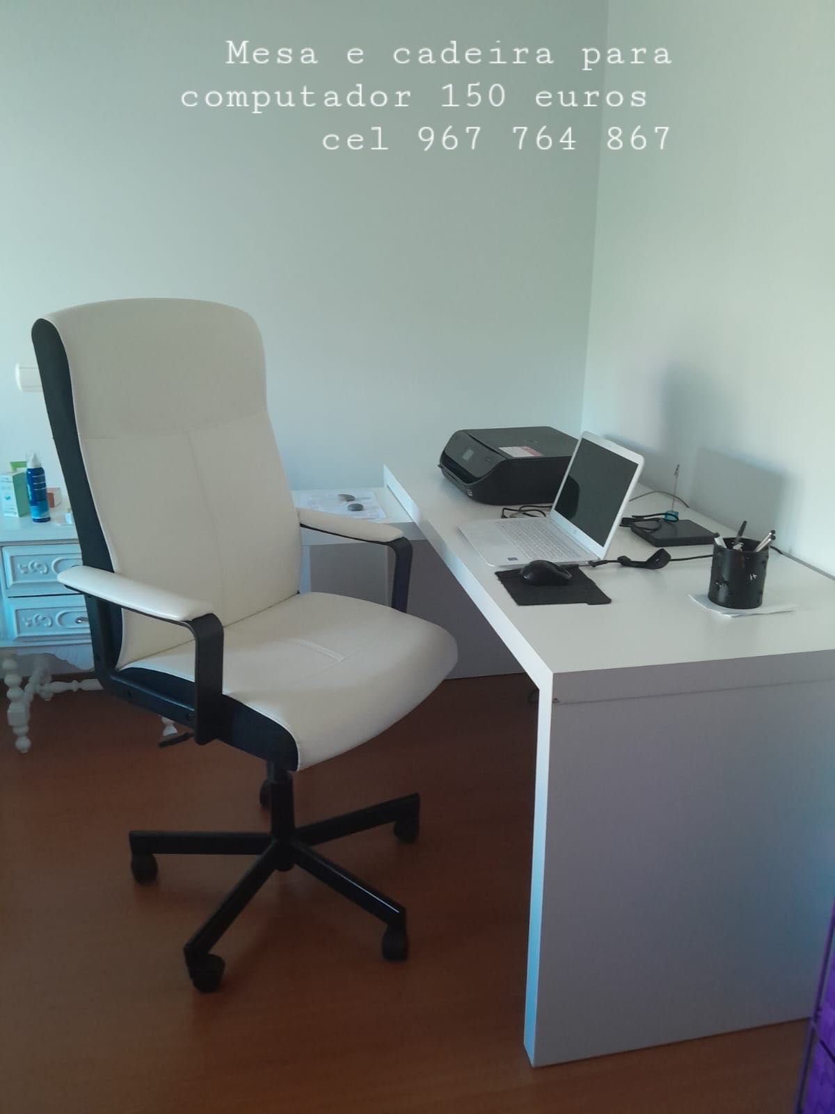 Mesa de computador e cadeira confortável