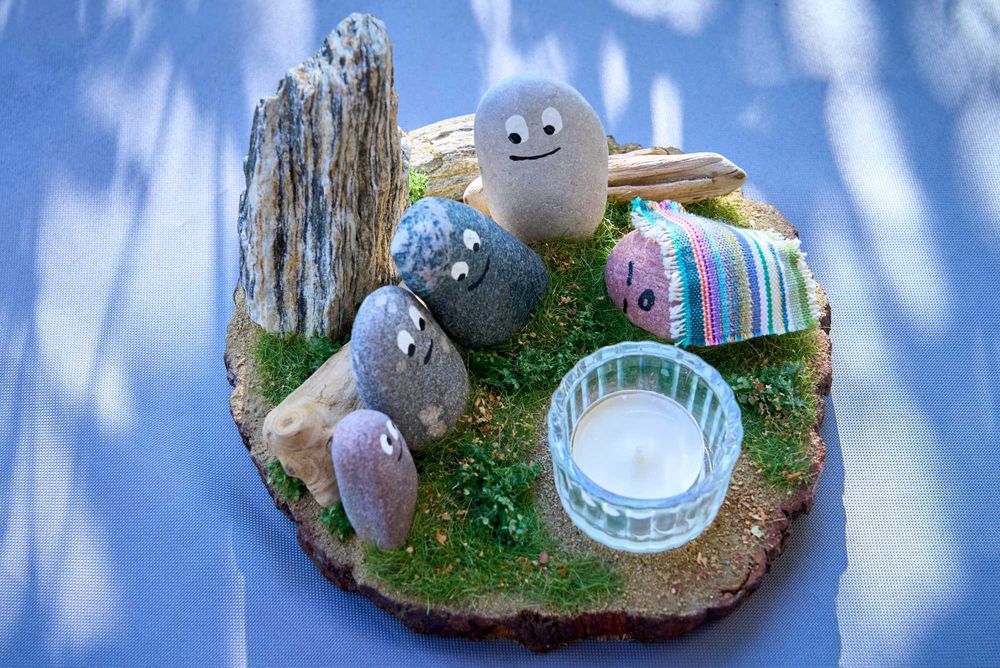 Dekoracja, świecznik z kamieni na plastrze drewna