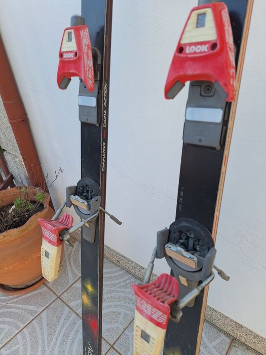 3 pares de skis vintage em bom estado
