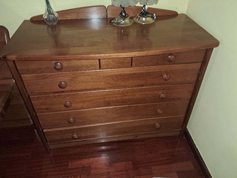 Cómoda, espelho e cabide todos em madeira de serne. Cómoda 220€.