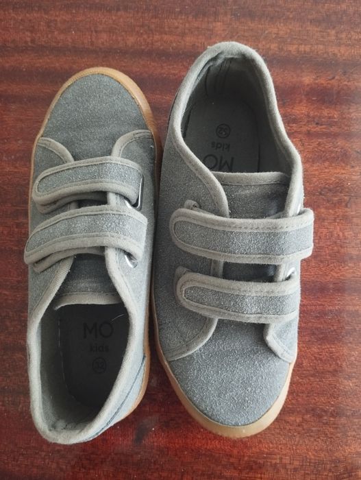 Tênis com velcro cinza