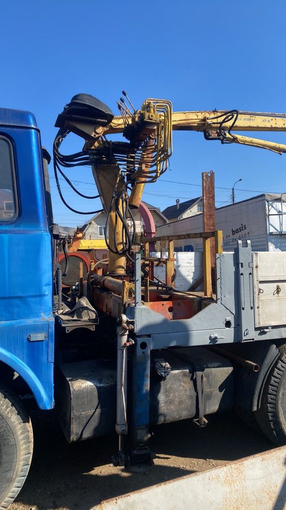 Вантажний автомобіль маз -64229 з маніпулятором