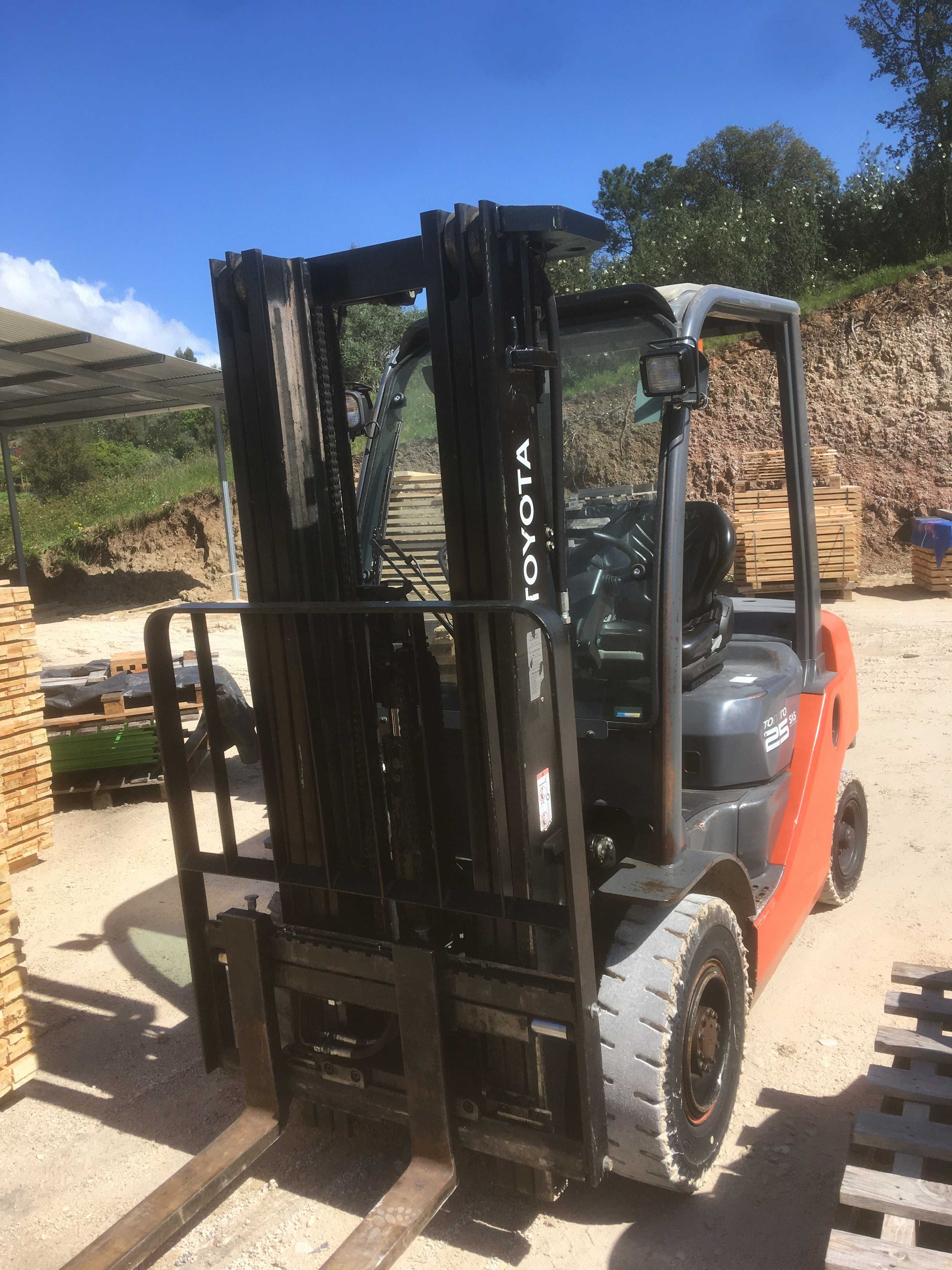 EMPILHADOR TOYOTA 2.5