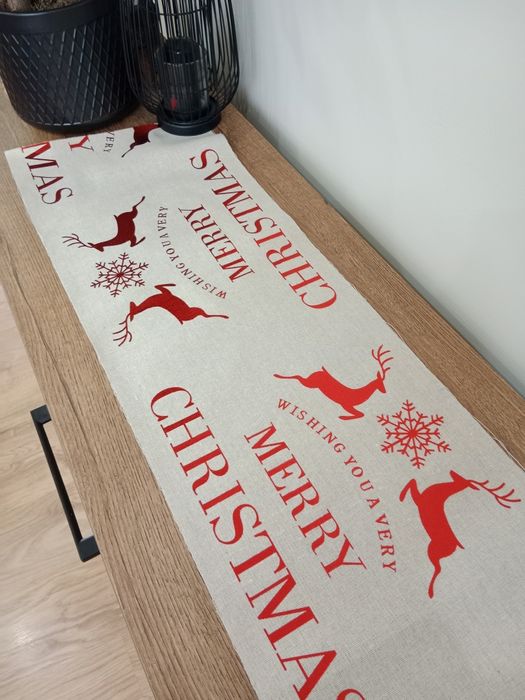 Długi swiatczy bieżnik na stół z napisem merry Christmas 2