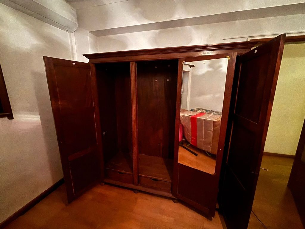 Armário de Madeira Maciça Estilo Clássico – 3 Portas