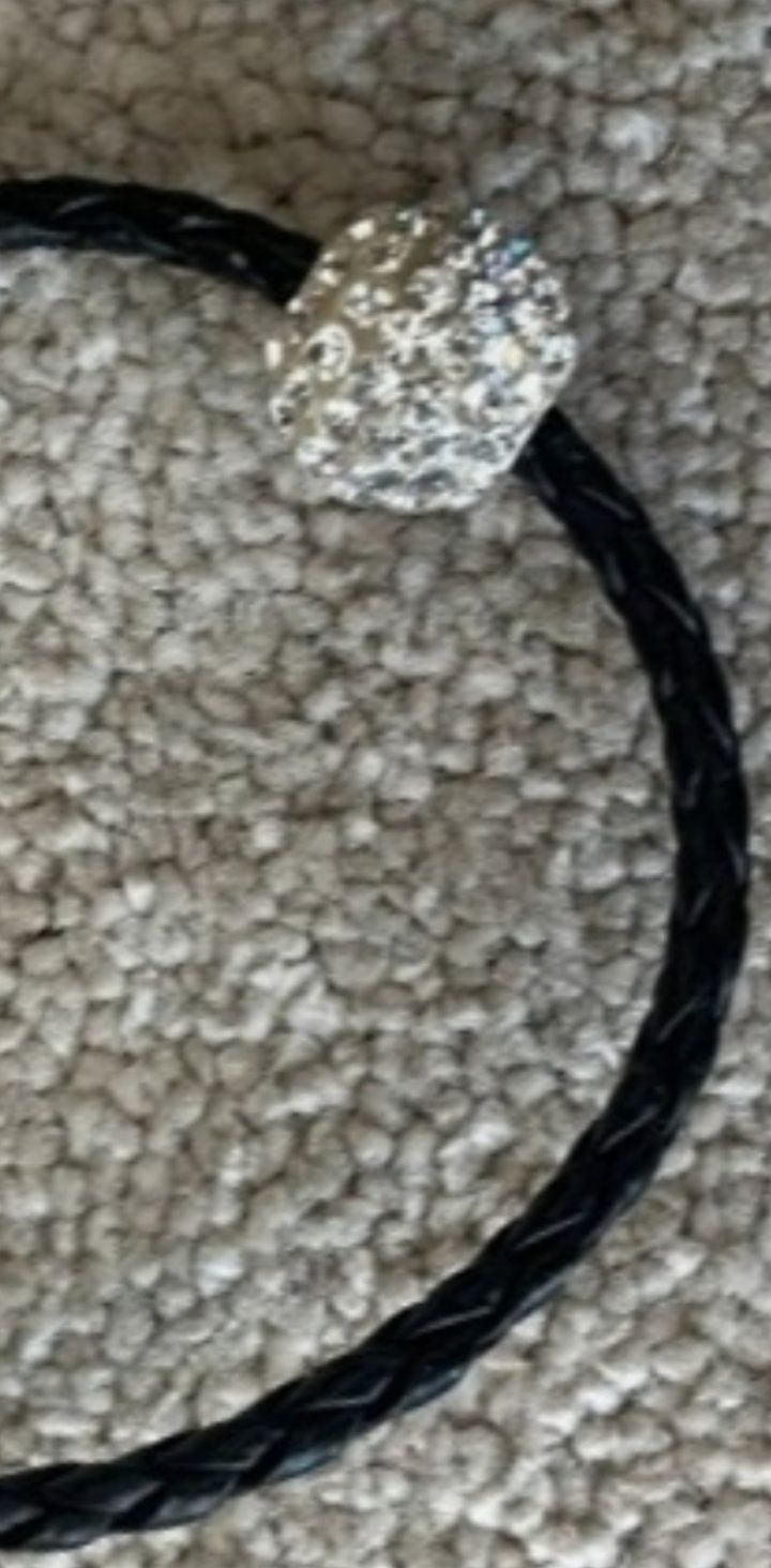 Pulseira de pele preta com conta em prata