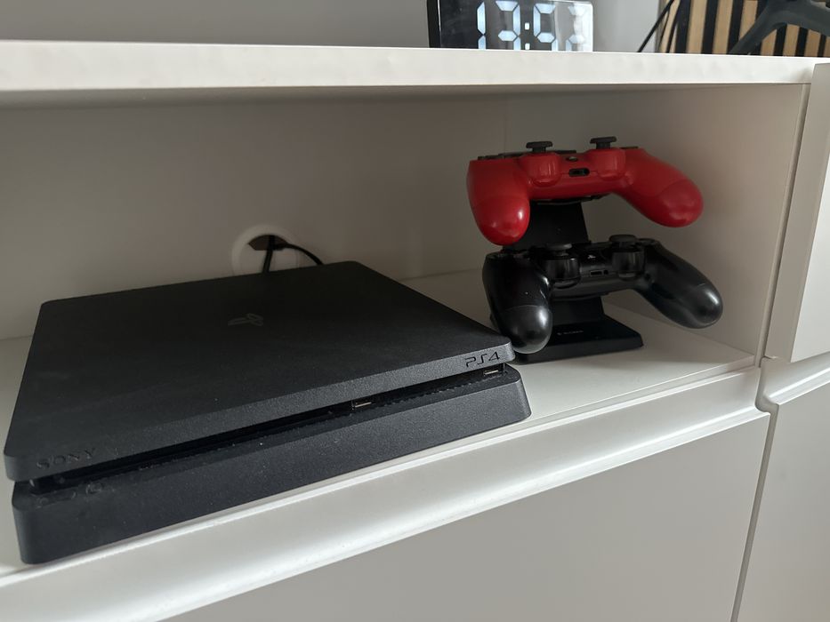 PlayStation 4 + dwa pady + stacja ładująca