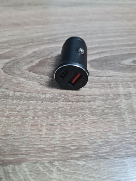 Sprzedam ładowarkę samochodową nowa