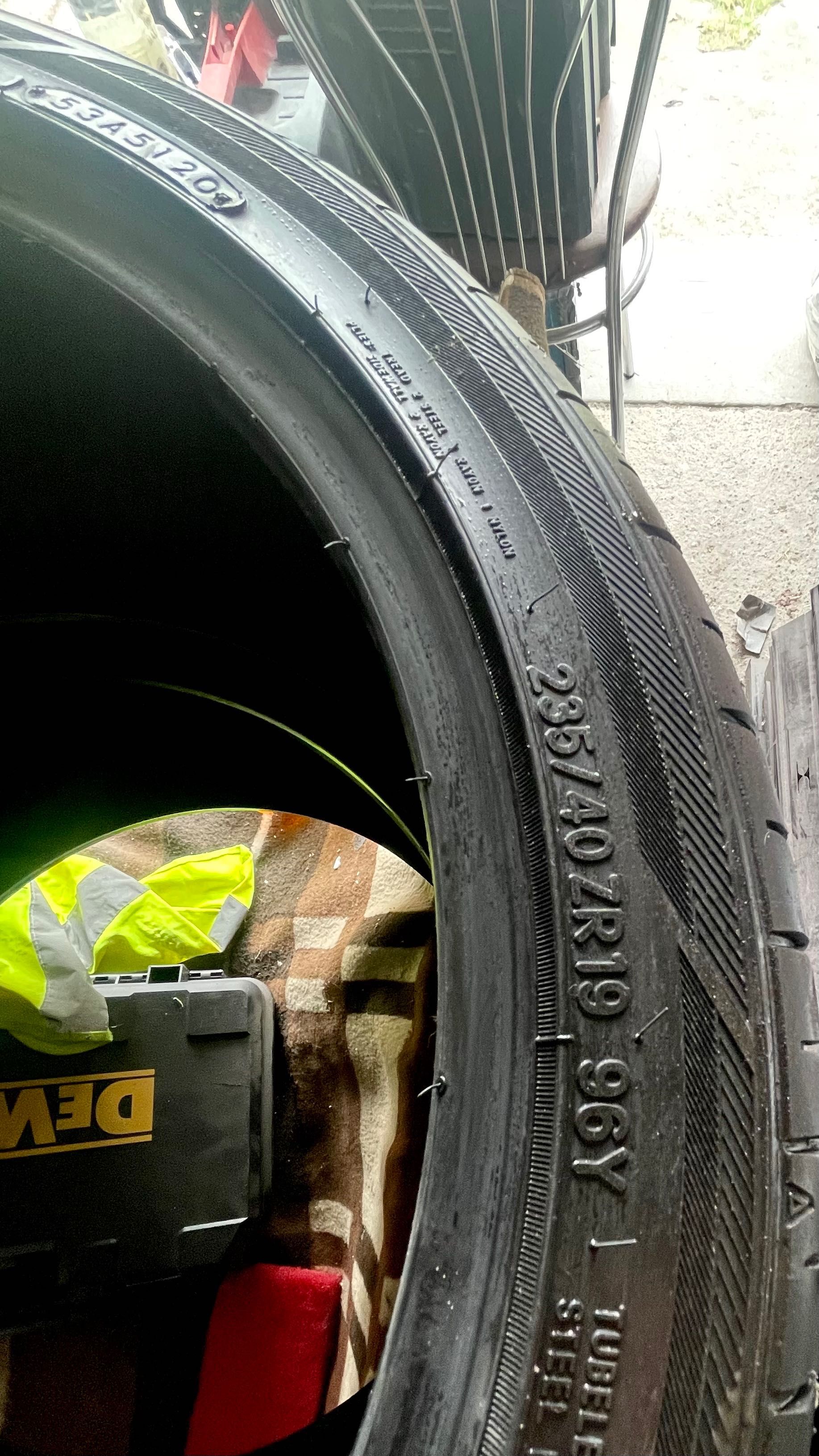 Dwa komplety opon 235/40/19 Tanio TOYO,Uniroyal ,letnie ,całoroczne