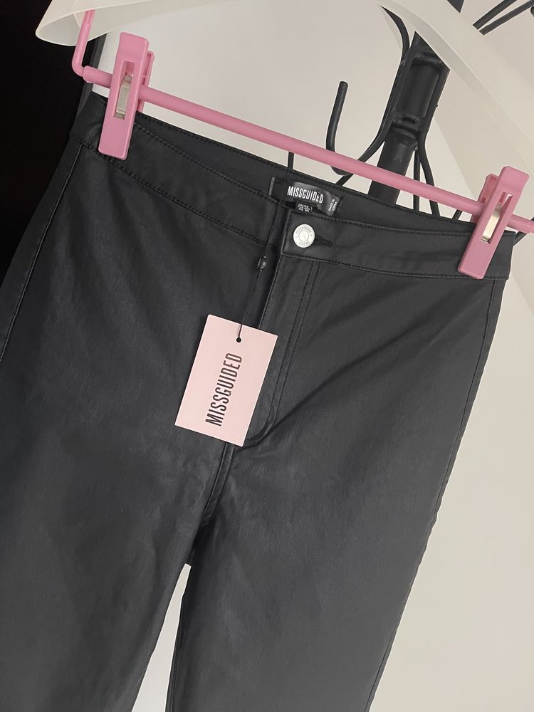 Czarne woskowane spodnie rurki Missguided r.40