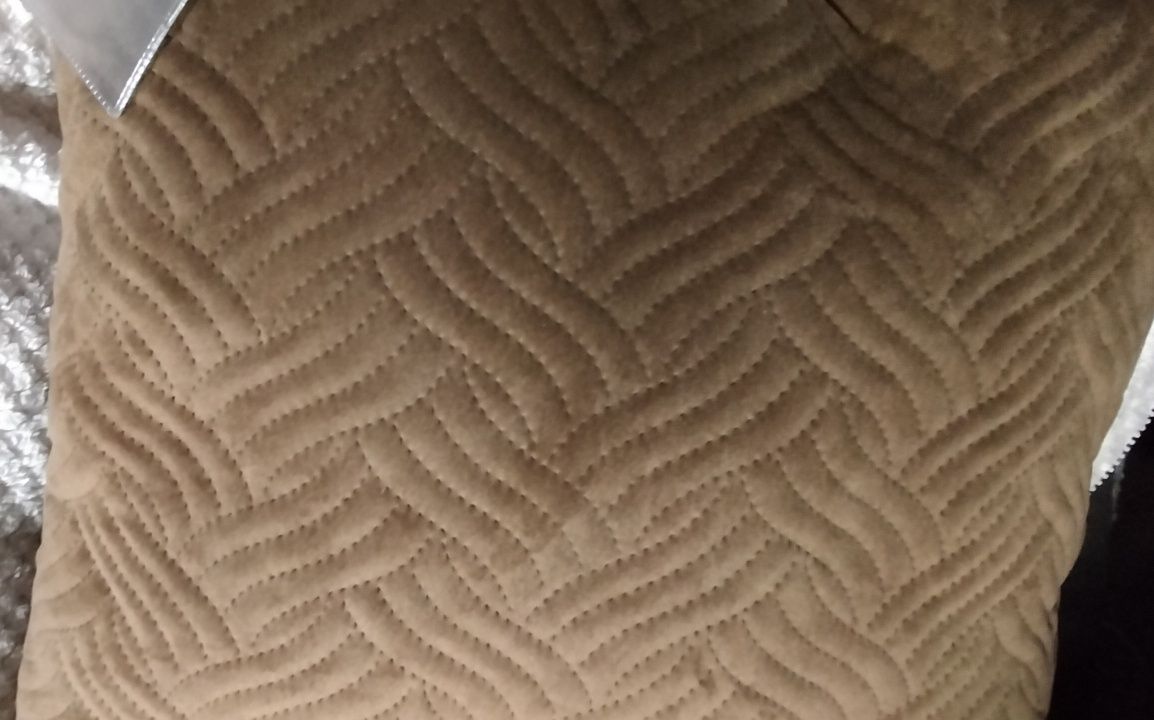 Poduszka dekoracyjna w brązowej poszewce 45x45