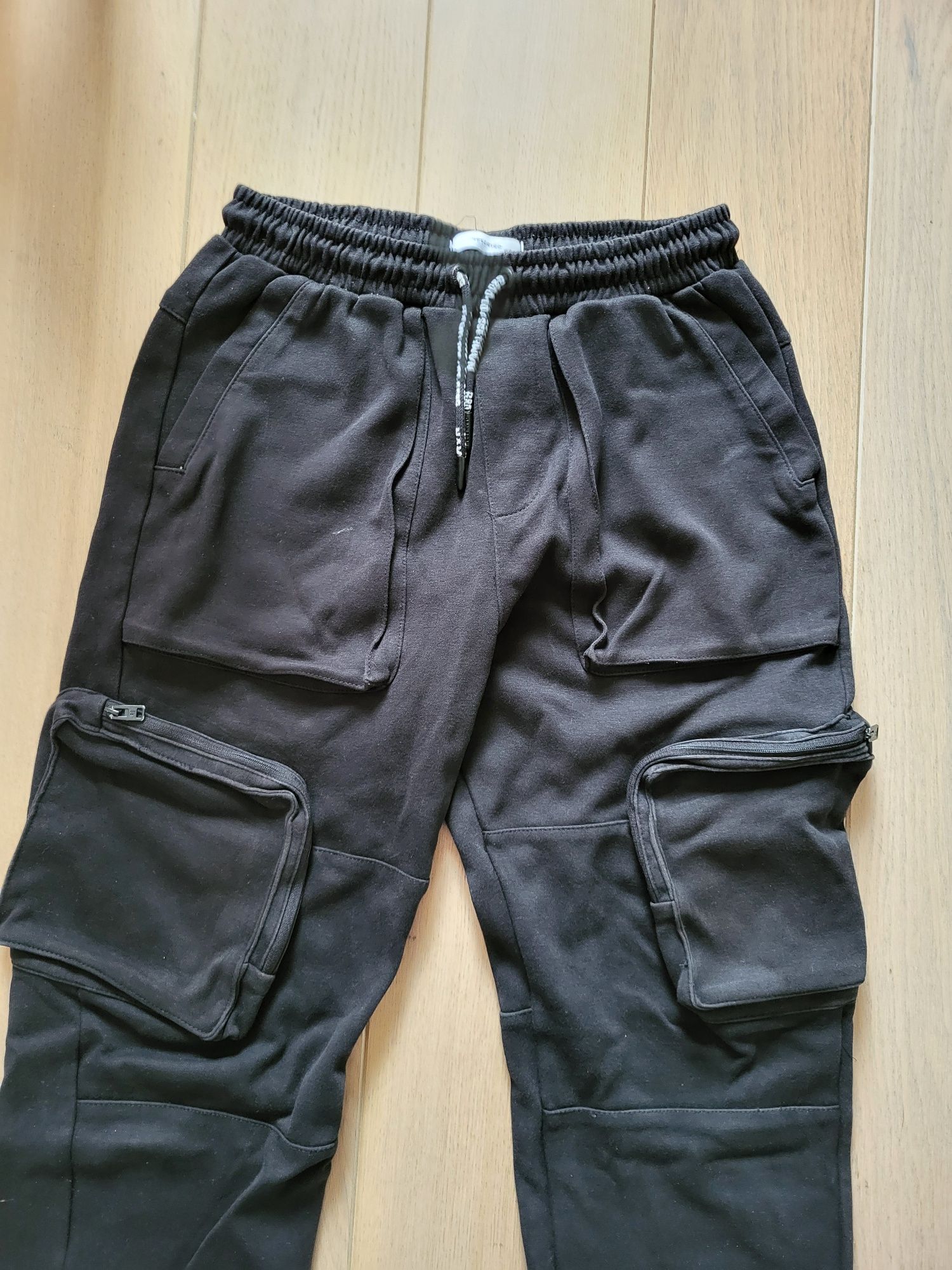 Spodnie Reserved z kieszeniami czarne  158