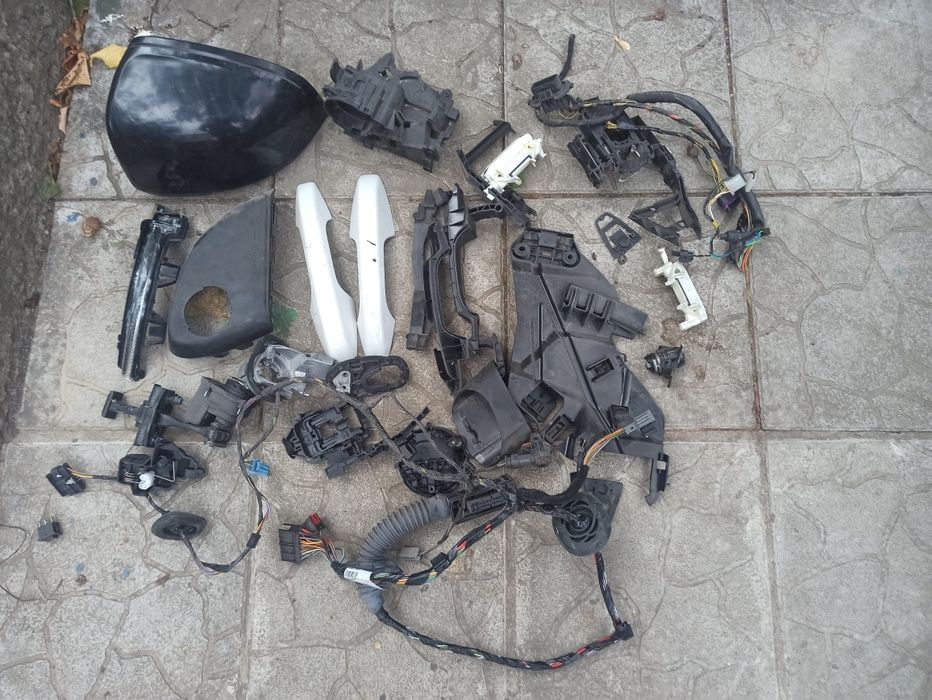 Продам запчасти на двери volvo цx40