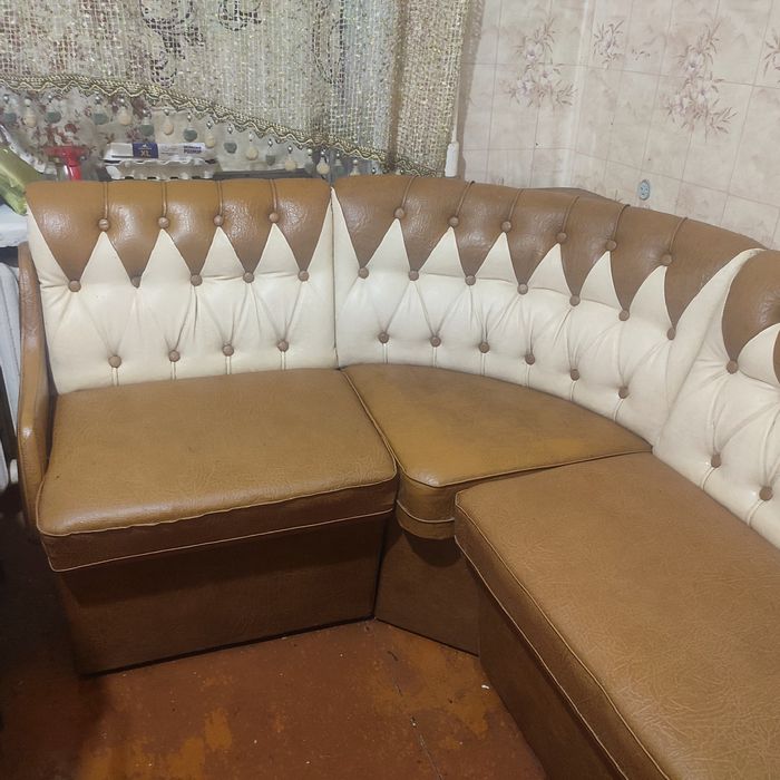 Кухонный мягкий уголок