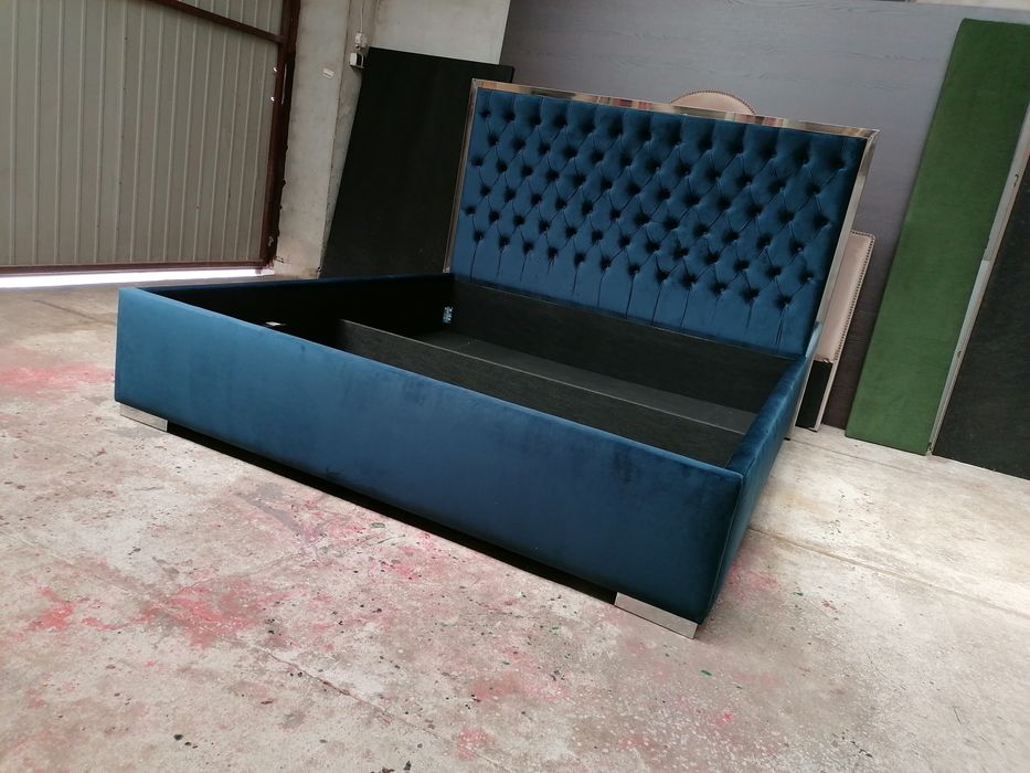 Łóżko tapicerowane pikowane ramka chrom sypialnia Chesterfield