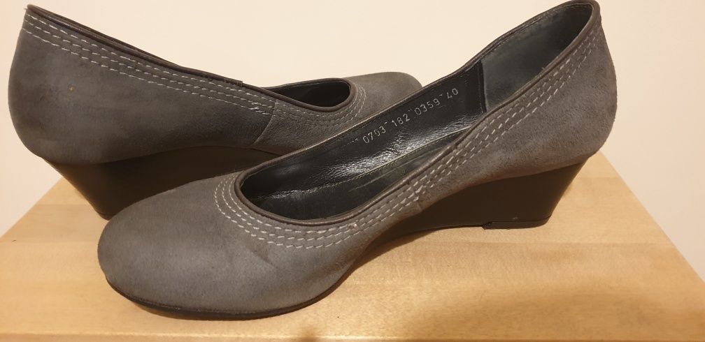 Buty Wojas na niskim koturnie r.40