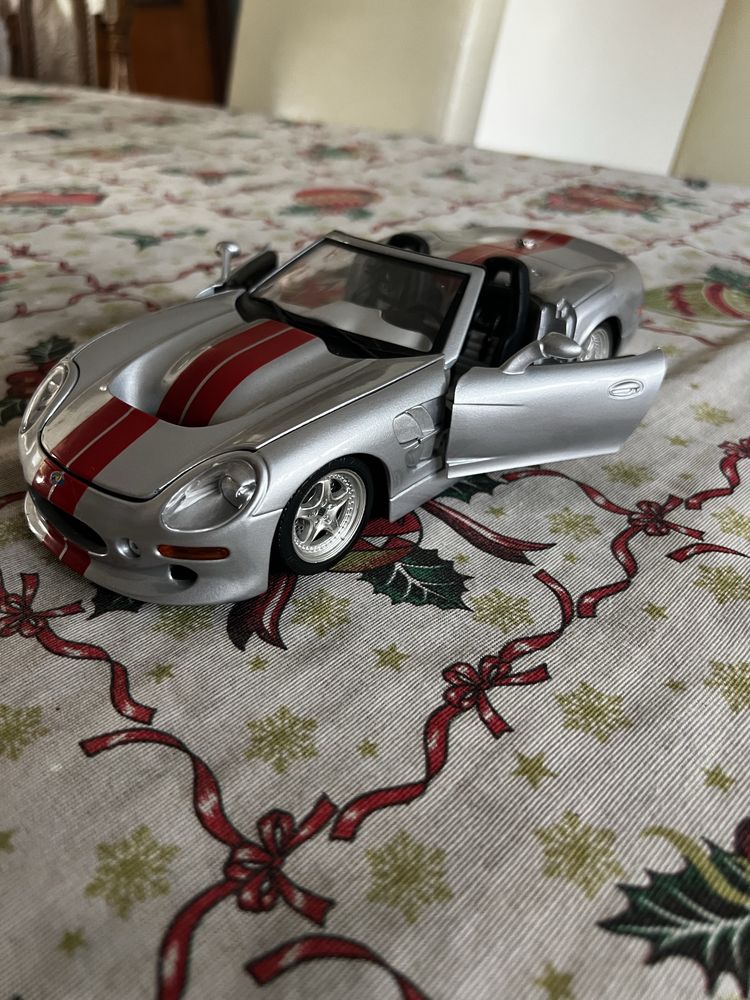 Carros 1:18.