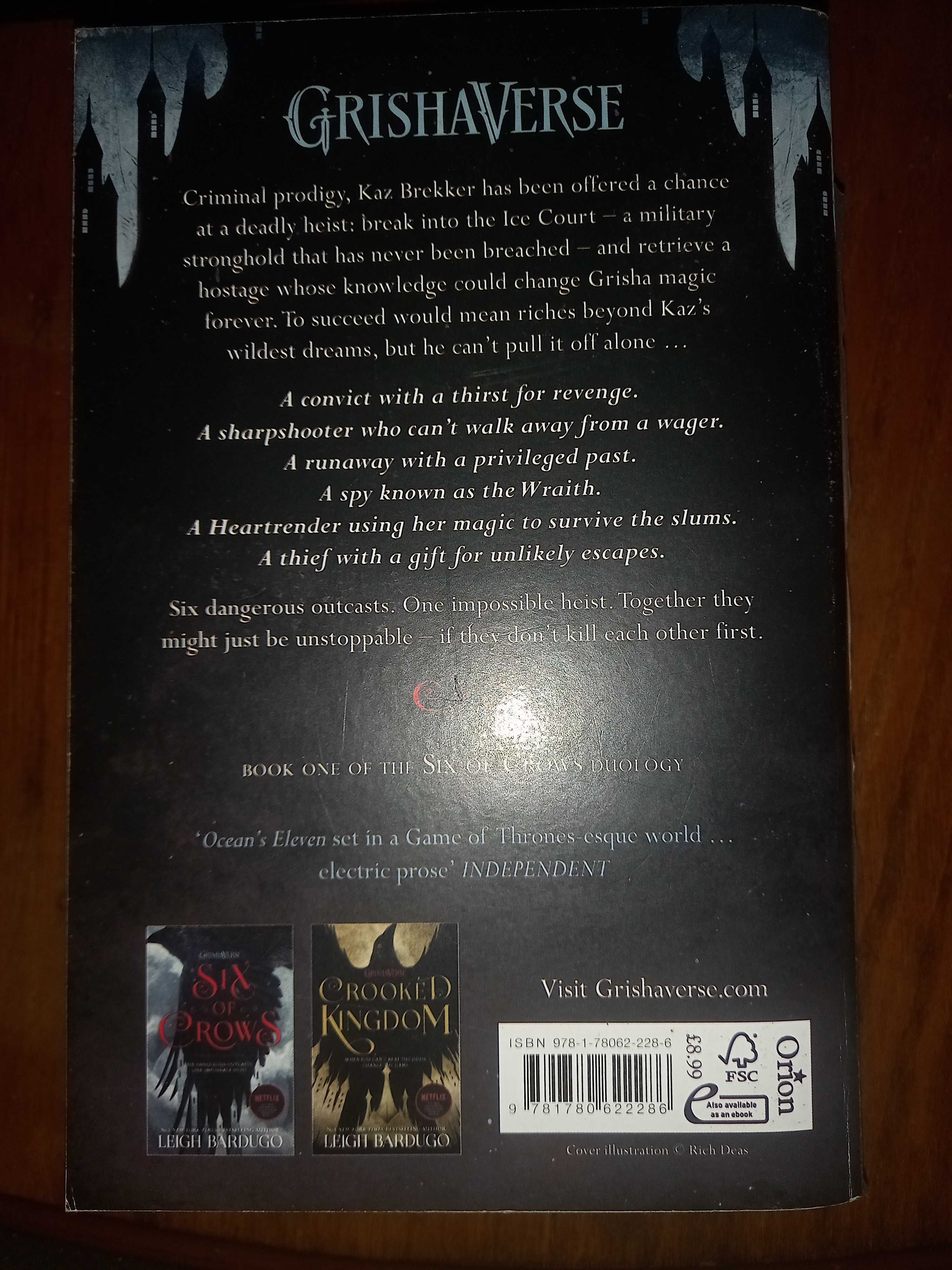 Vendo o livro "Six of Crows" da Leigh Bardugo