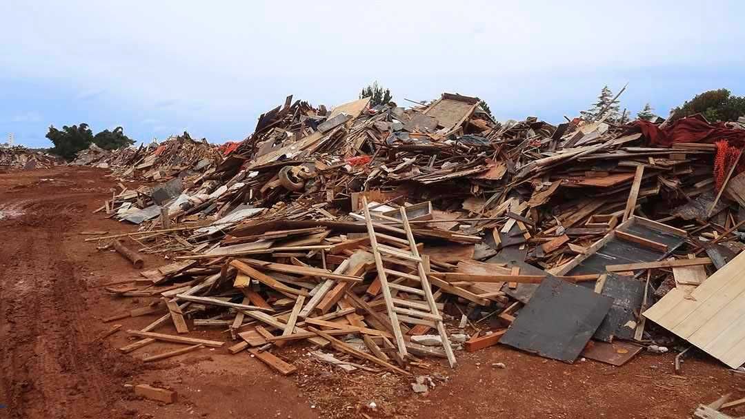 entulho obras madeira