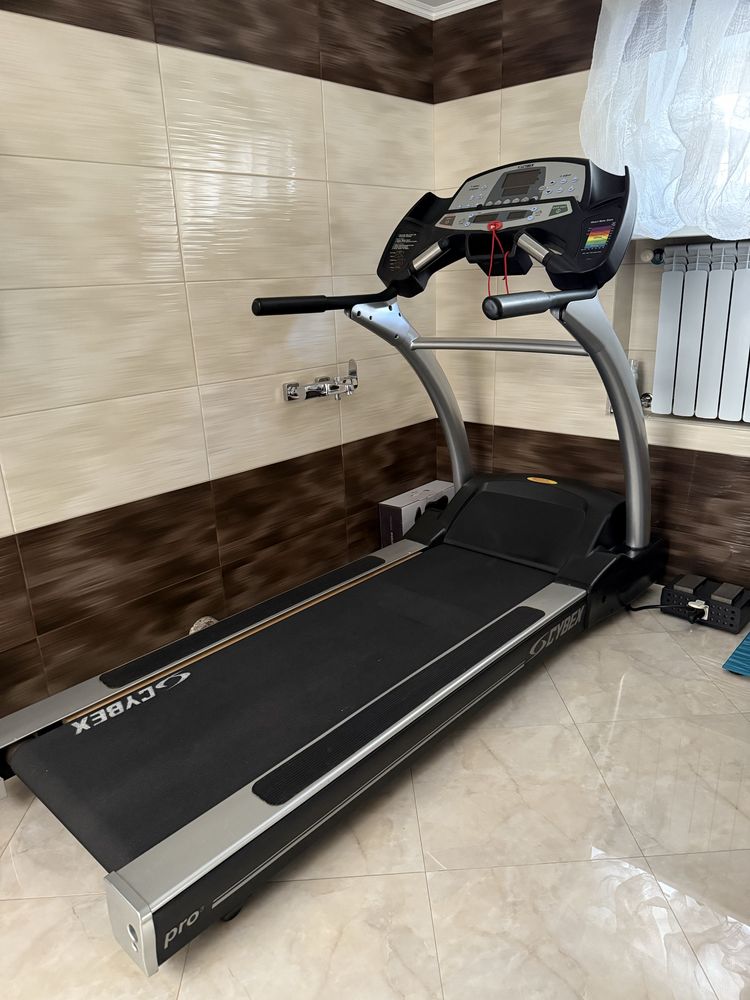 Продам беговую дорожку фирмы Cybex