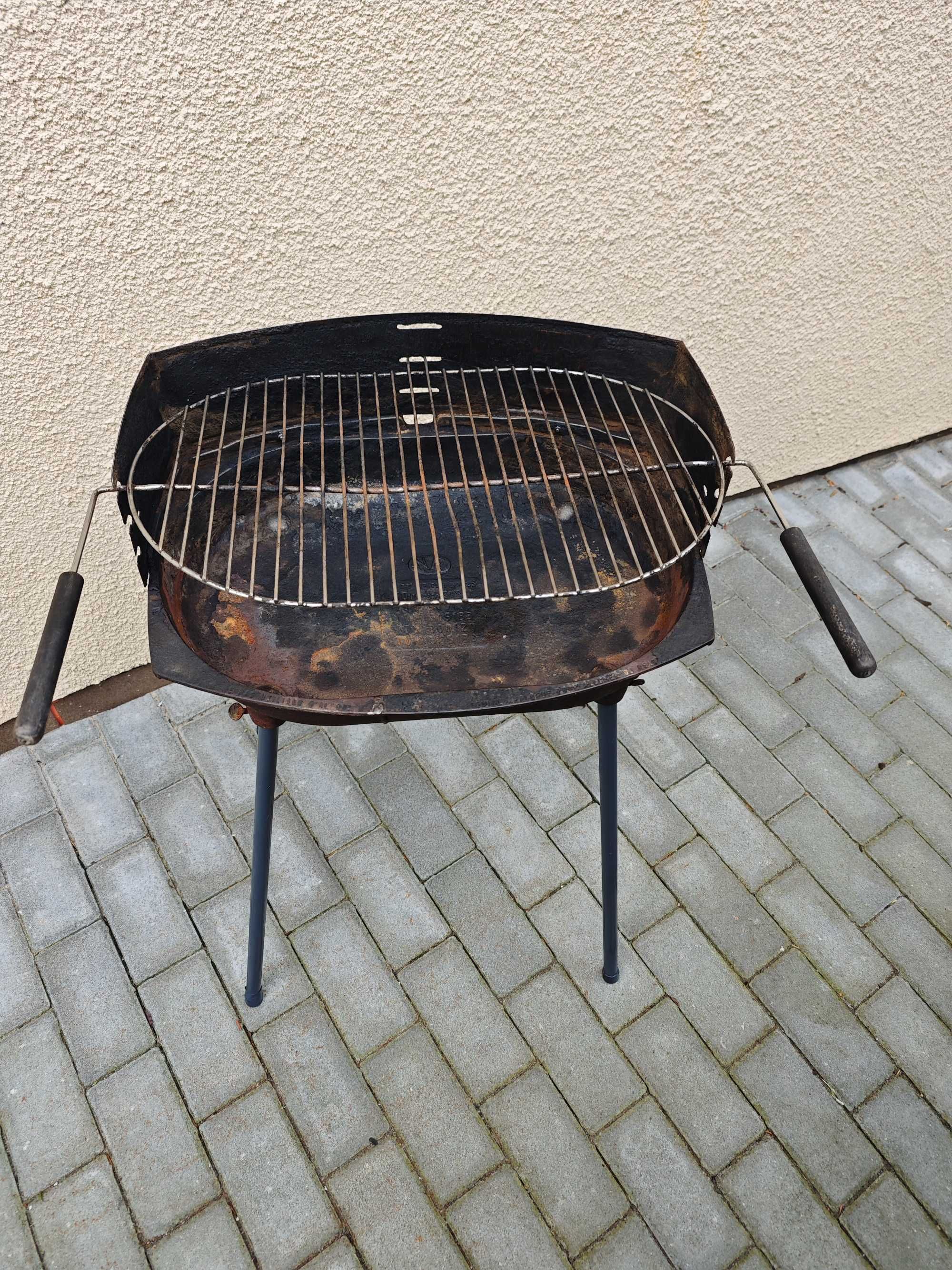 Żeliwny grill wolnostojący