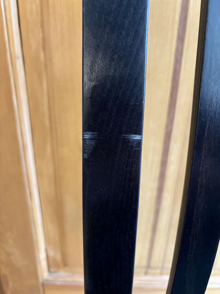 Krzesło w kolorze wenge do stołu