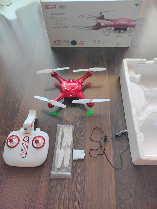 Dron Syma z kamerą DJI Parrot
