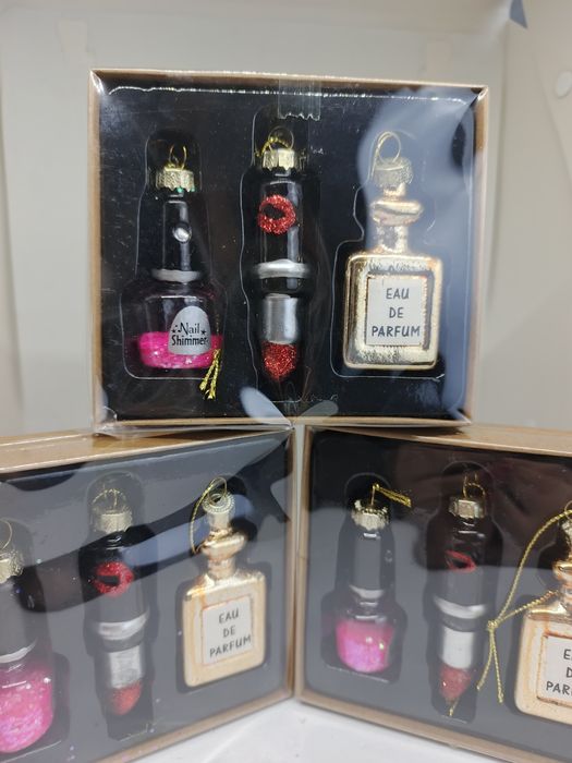 Zestaw szklanych bombek – flakonik perfum, lakier i pomadka
