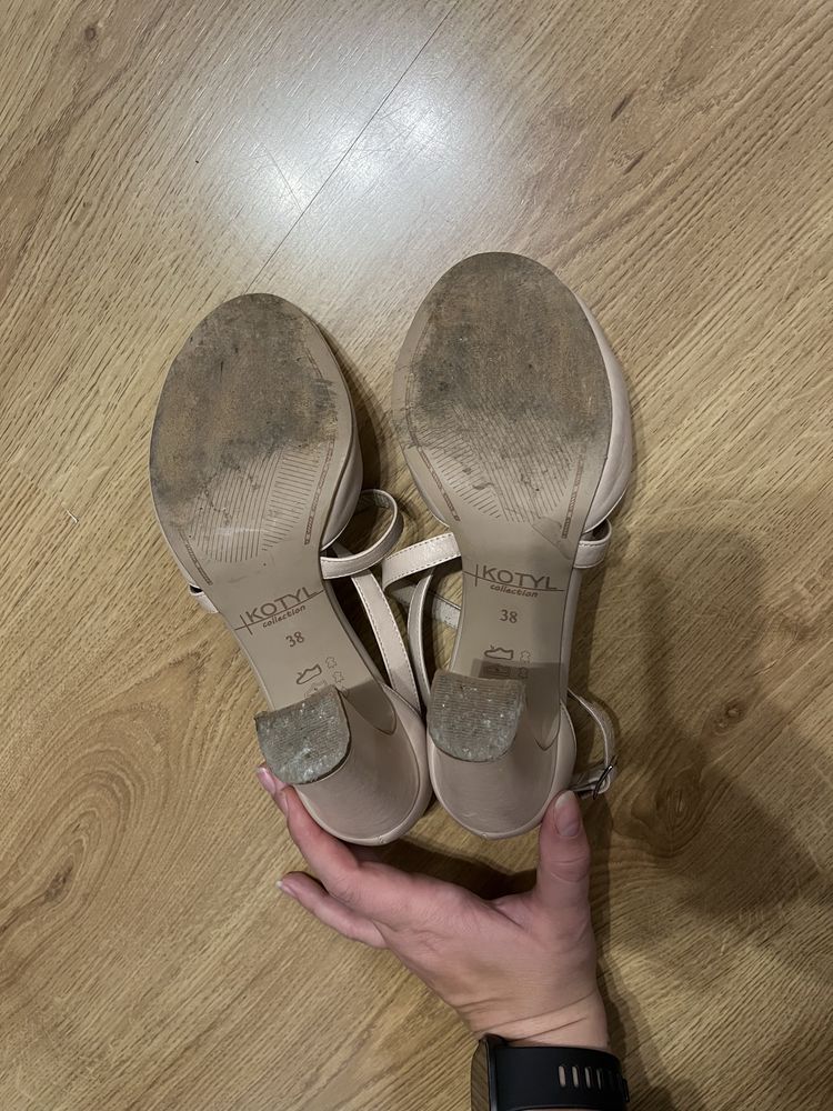 Beżowe buty na obcasie