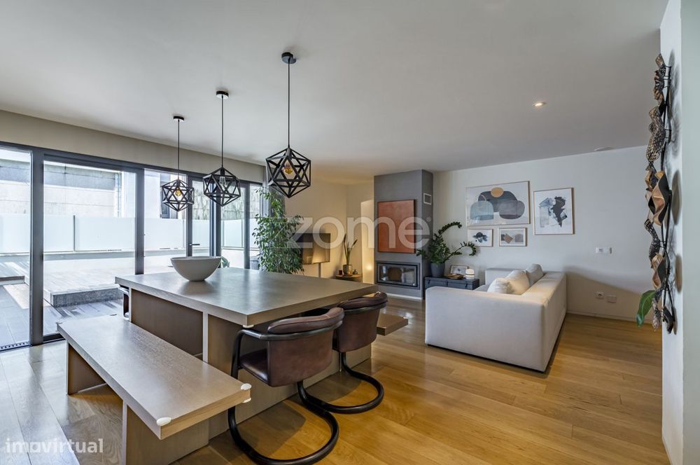 Moradia T4 com piscina, 2 terraços e ascensor junto à CUF, Porto