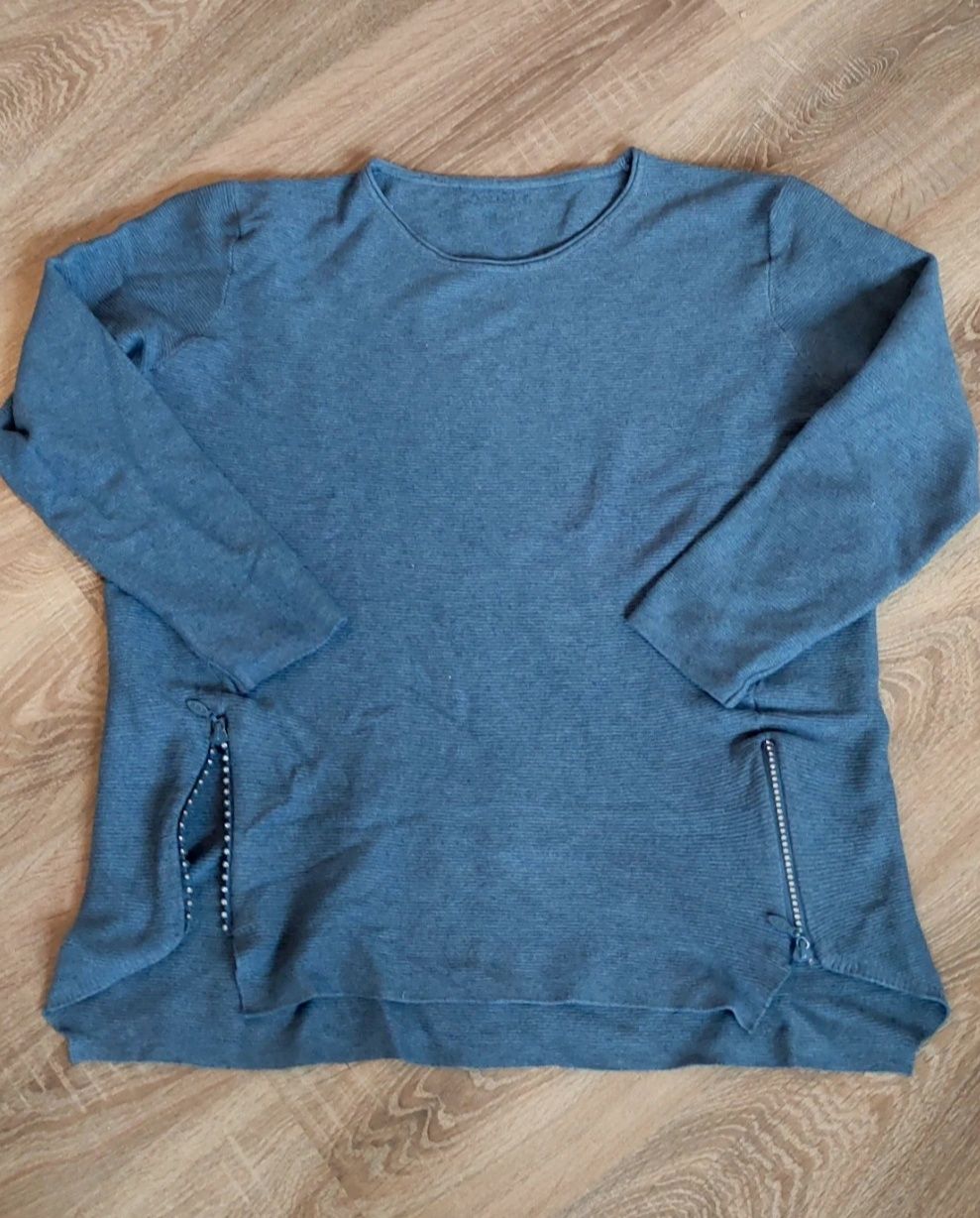 Niebieski sweter na zimę z ozdobnymi zamkami