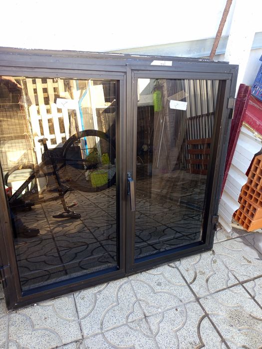 Janelas de alumínio castanho várias