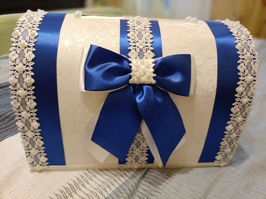 Весільна скринька для грошей 
Біла з синіми стрічками та мереживом.