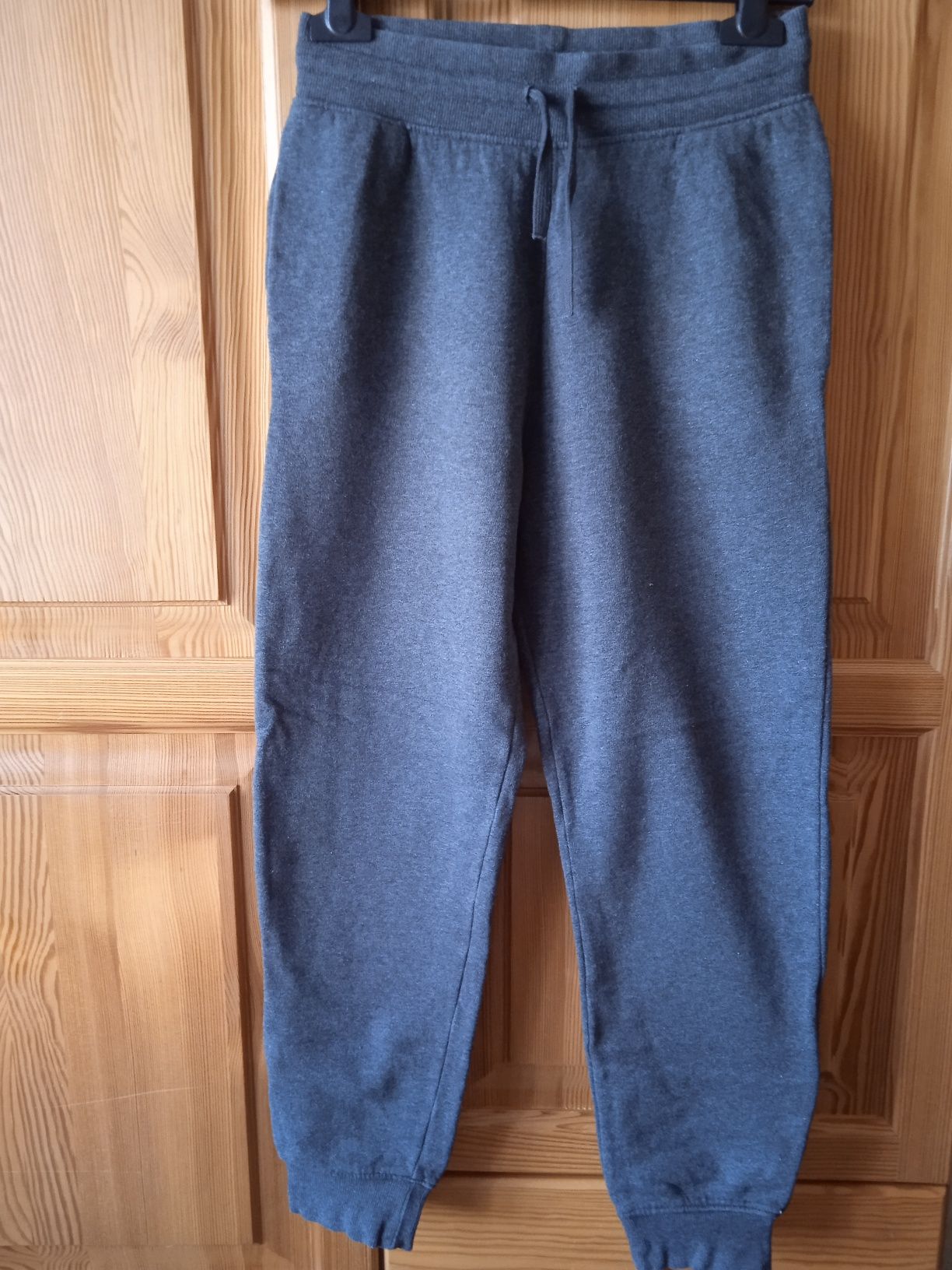 Szare spodnie dresowe H&M 158