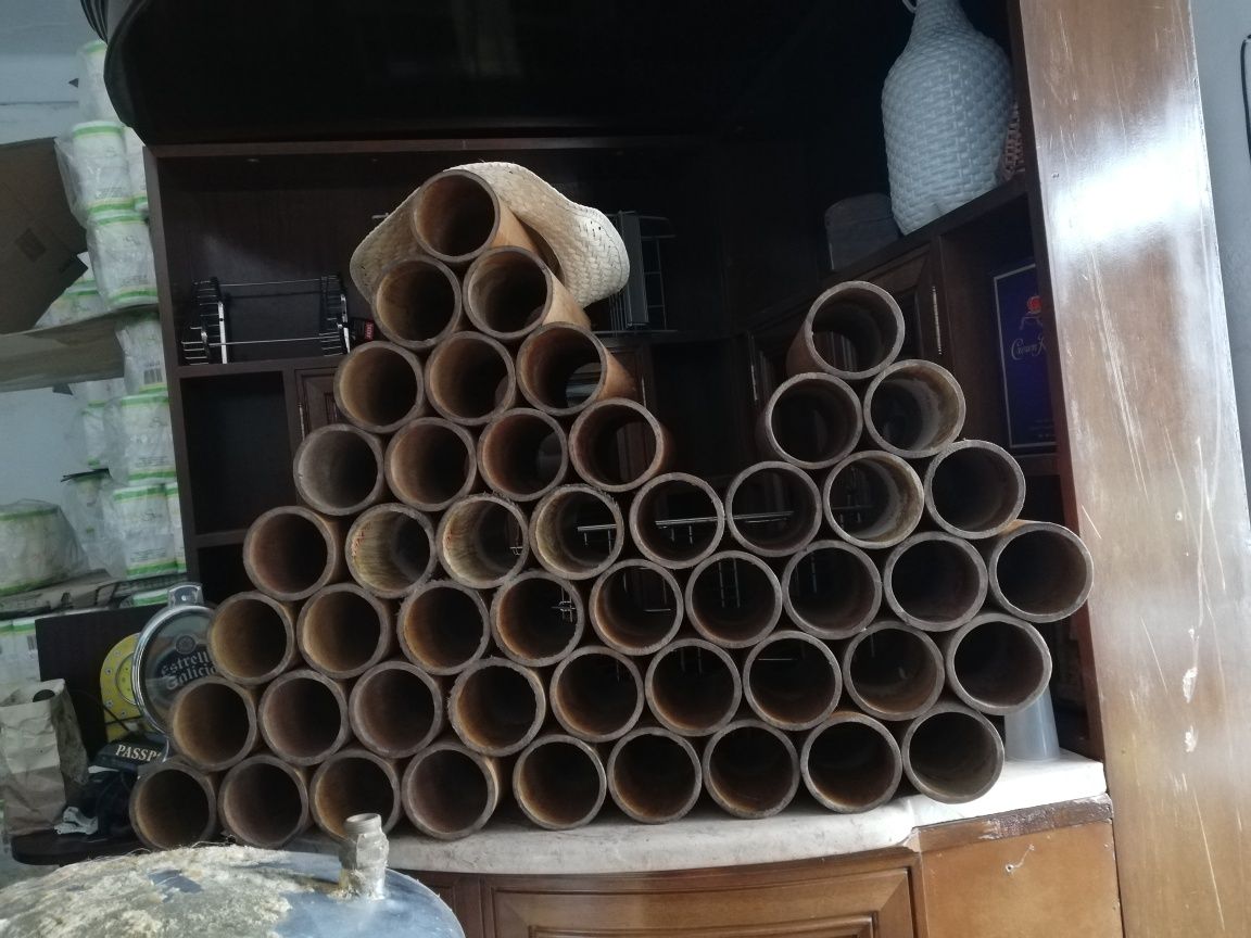 Garrafeira feita em tubos de cartão rijo