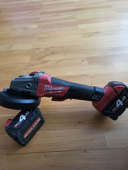 Szlifierka kątowa Milwaukee + dwie baterie.